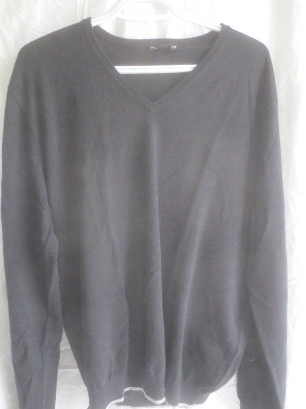 NWOT Club Monaco Wide V-Neck Men's Black Pull Over Sweater - Size Large.